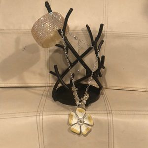 VERY PRETTY SET WITH FLOWER PENDANT